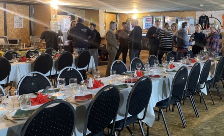 Ruime plaats om ook binnen te zitten bij de bar bij The Gathering