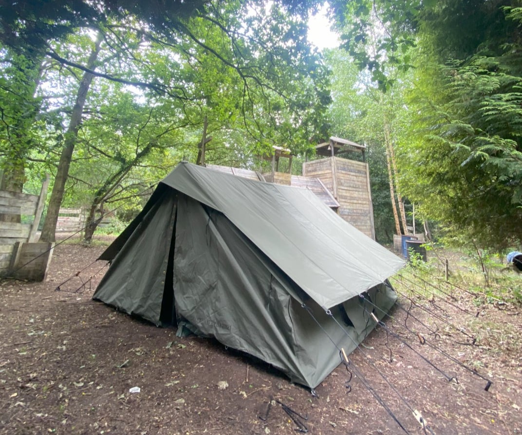 Tent opzetten bushcraft bij The Gathering